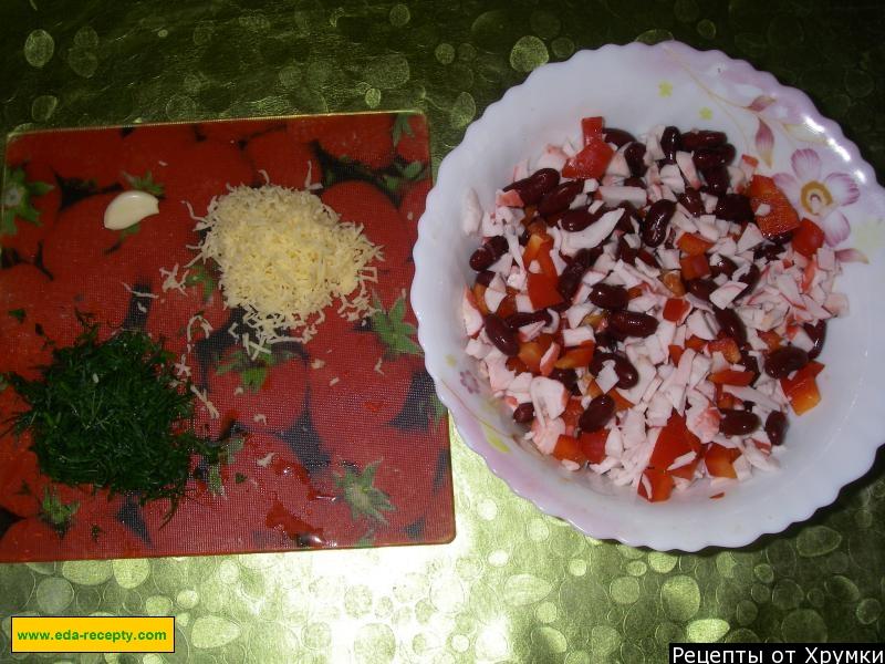 Шаг 5 приготовления Салат красный болгарский перец с крабовыми палочками и сыром