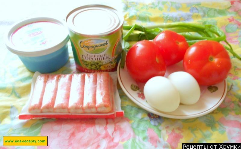 Шаг 1 приготовления Салат крабовый с помидорами и зеленым горошком