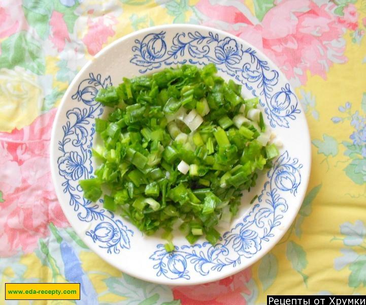 Шаг 5 приготовления Салат крабовый с помидорами и зеленым горошком