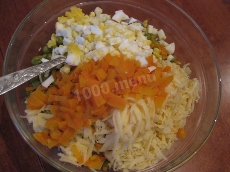 Шаг 9 приготовления Салат копченая курица горошек сыр
