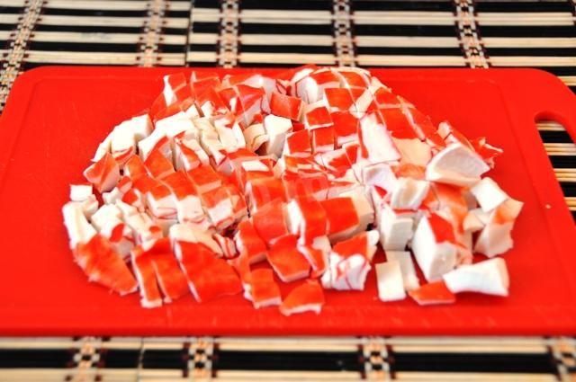 Шаг 2 приготовления Салат крабовые палочки перец консервированная фасоль