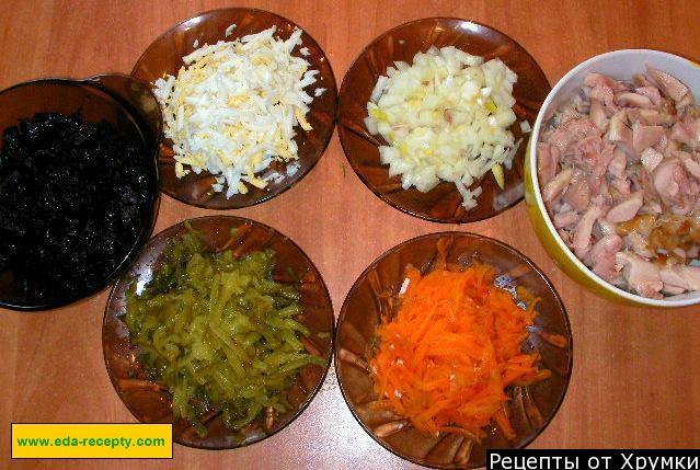 Шаг 1 приготовления Салат с копченой грудкой огурцами редисом черносливом