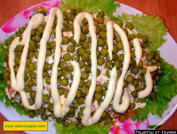 Шаг 15 приготовления Салат с копченой грудкой огурцами редисом черносливом