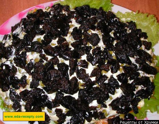Шаг 16 приготовления Салат с копченой грудкой огурцами редисом черносливом