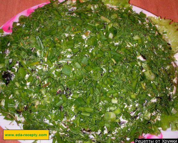 Шаг 18 приготовления Салат с копченой грудкой огурцами редисом черносливом