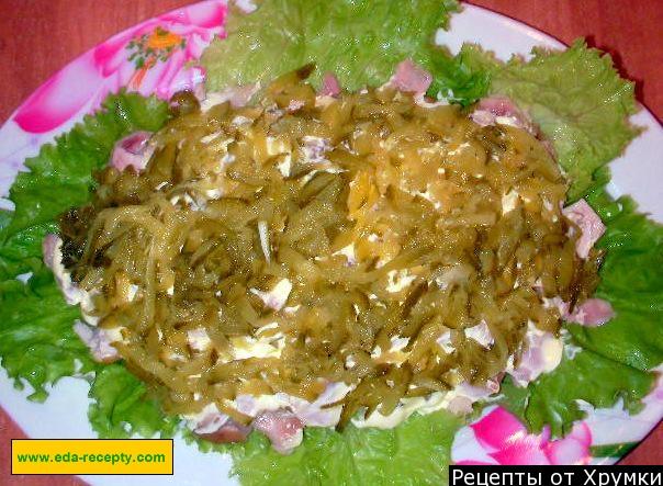 Шаг 6 приготовления Салат с копченой грудкой огурцами редисом черносливом