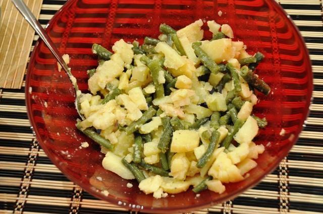 Шаг 10 приготовления Салат из стручковой фасоли картофель лук яйцо