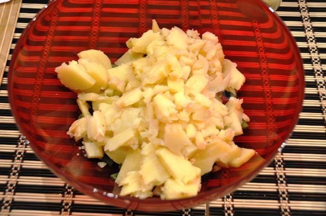 Шаг 8 приготовления Салат из стручковой фасоли картофель лук яйцо