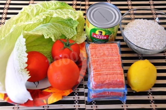 Шаг 1 приготовления Салат крабовые палочки с рисом и кукурузой и томатами