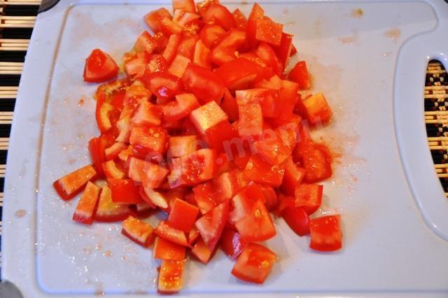 Шаг 3 приготовления Салат крабовые палочки с рисом и кукурузой и томатами