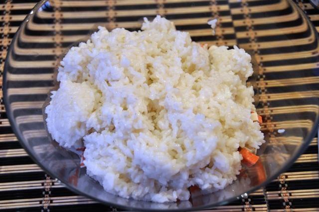 Шаг 5 приготовления Салат крабовые палочки с рисом и кукурузой и томатами