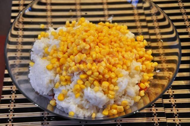 Шаг 6 приготовления Салат крабовые палочки с рисом и кукурузой и томатами