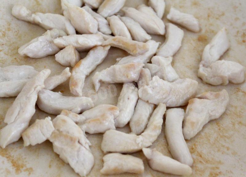 Шаг 3 приготовления Болгарский салат с курицей, перцем, помидорами