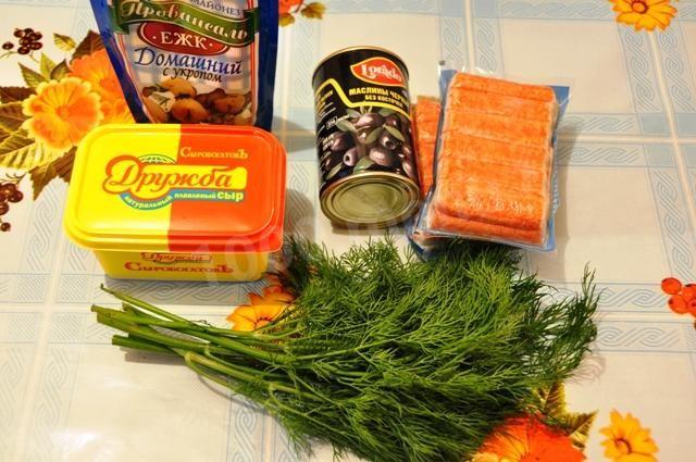 Шаг 1 приготовления Крабовый салат с сыром и маслинами