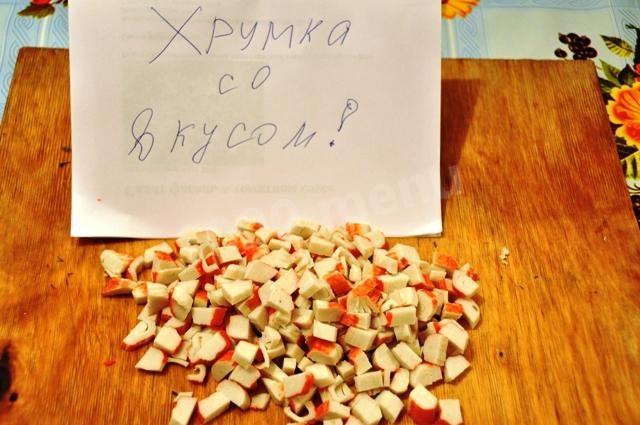 Шаг 3 приготовления Крабовый салат с сыром и маслинами