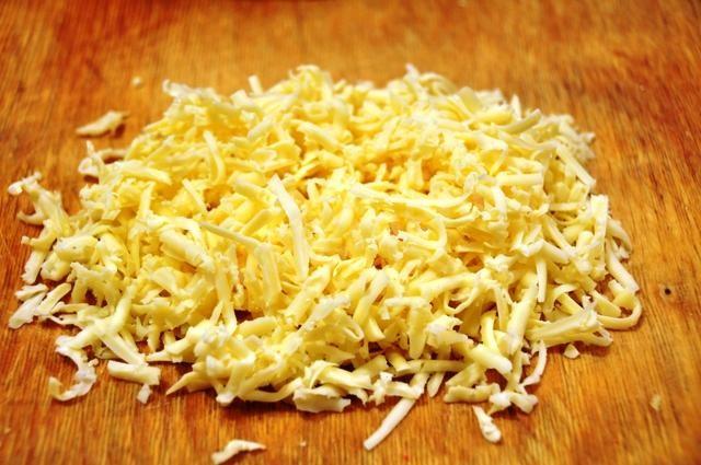 Шаг 4 приготовления Крабовый салат с сыром и маслинами