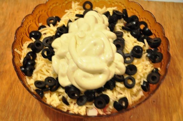 Шаг 6 приготовления Крабовый салат с сыром и маслинами