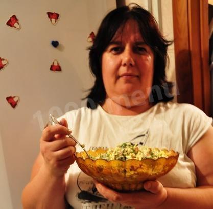Шаг 7 приготовления Крабовый салат с сыром и маслинами