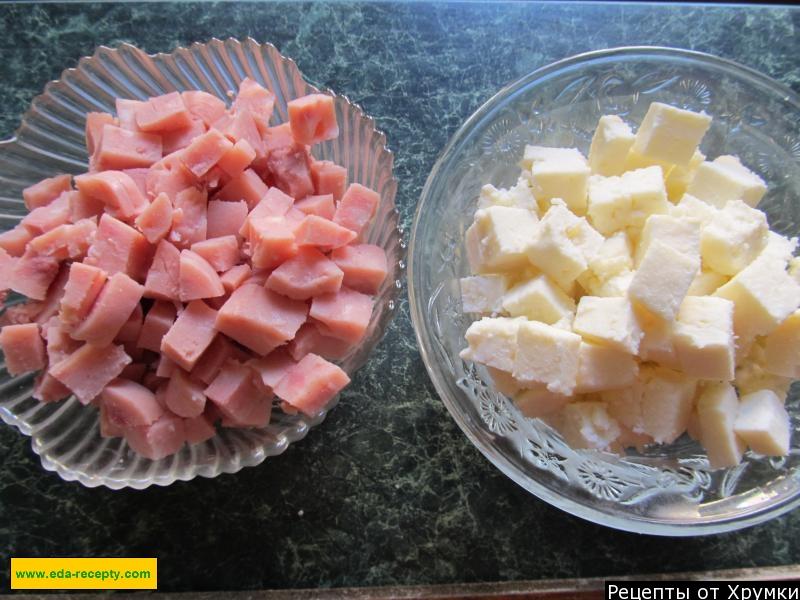 Шаг 2 приготовления Салат с вешенками, мягким сыром и ветчиной