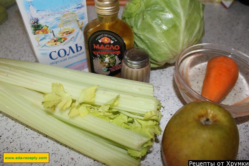 Шаг 1 приготовления Салат из капусты с яблоками, морковью и кунжутом