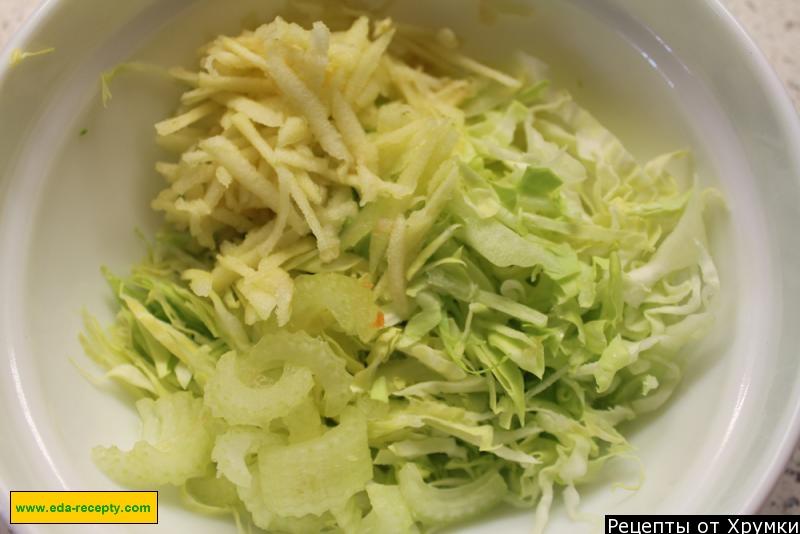Шаг 5 приготовления Салат из капусты с яблоками, морковью и кунжутом