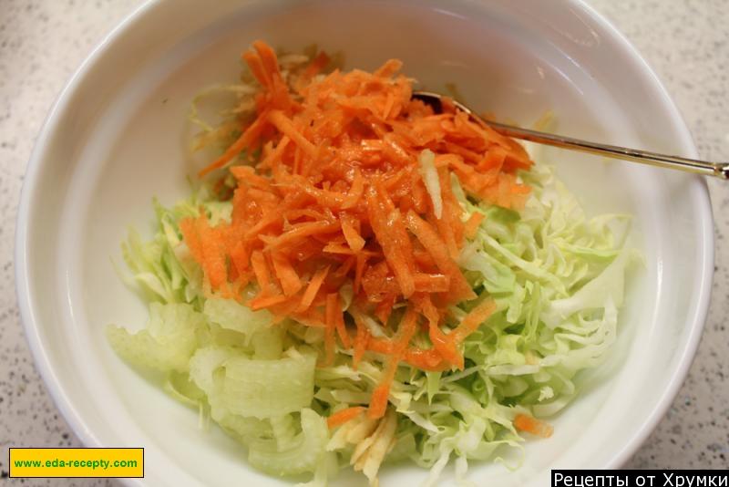 Шаг 7 приготовления Салат из капусты с яблоками, морковью и кунжутом