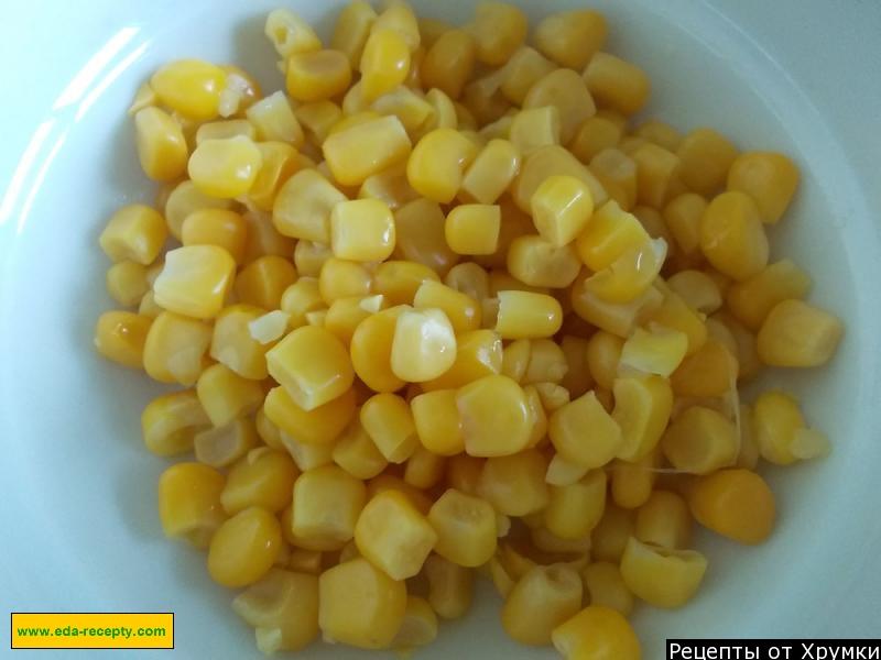 Шаг 1 приготовления Салат из капусты с колбасой и кукурузы