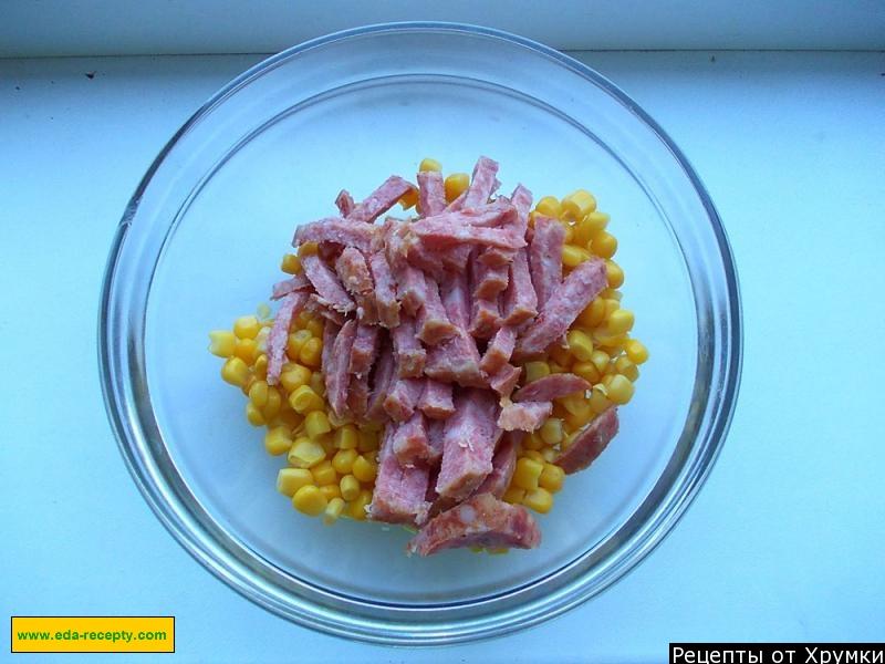 Шаг 3 приготовления Салат из капусты с колбасой и кукурузы