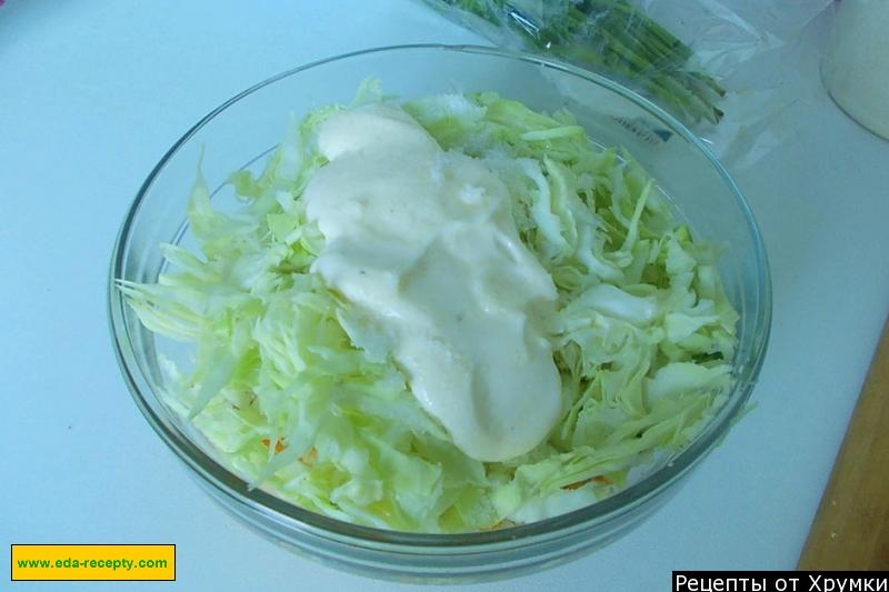 Шаг 4 приготовления Салат из капусты с колбасой и кукурузы