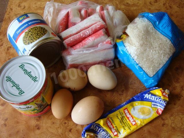 Шаг 1 приготовления Крабовый салат с кукурузой и зеленым горошком