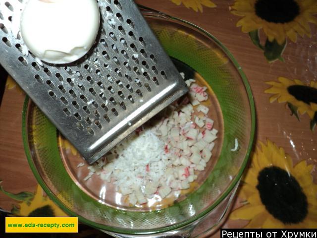 Шаг 7 приготовления Салат яблочный с крабовыми палочками