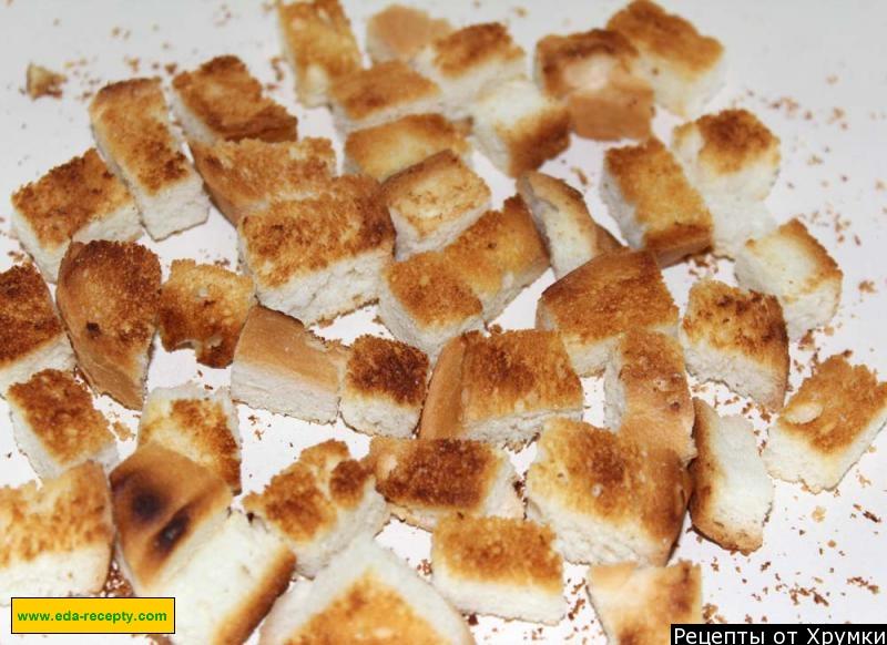 Шаг 5 приготовления Салат из ананасов курицы и сухариков