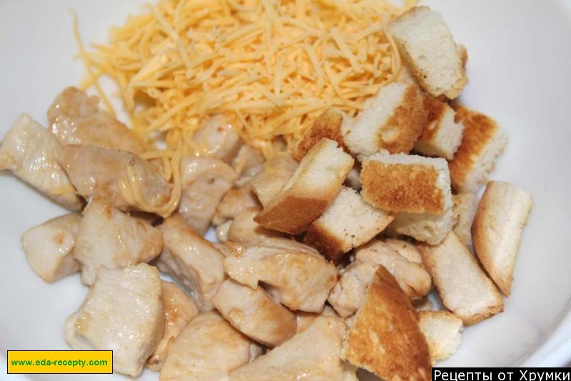 Шаг 7 приготовления Салат из ананасов курицы и сухариков