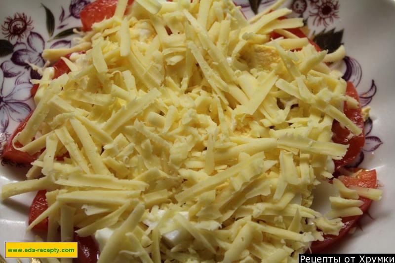 Шаг 7 приготовления Салат с креветками яйцами сыром помидорами