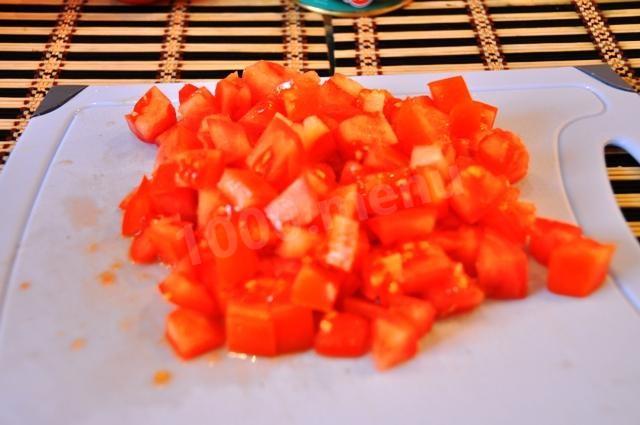 Шаг 2 приготовления Салат с сельдью и помидорами