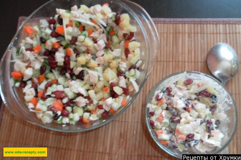 Шаг 10 приготовления Салат из копченой куриной грудки с фасолью и огурцами