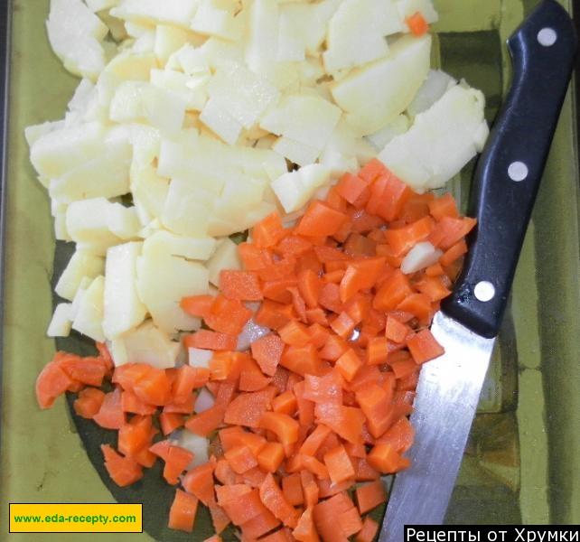Шаг 3 приготовления Салат из копченой куриной грудки с фасолью и огурцами