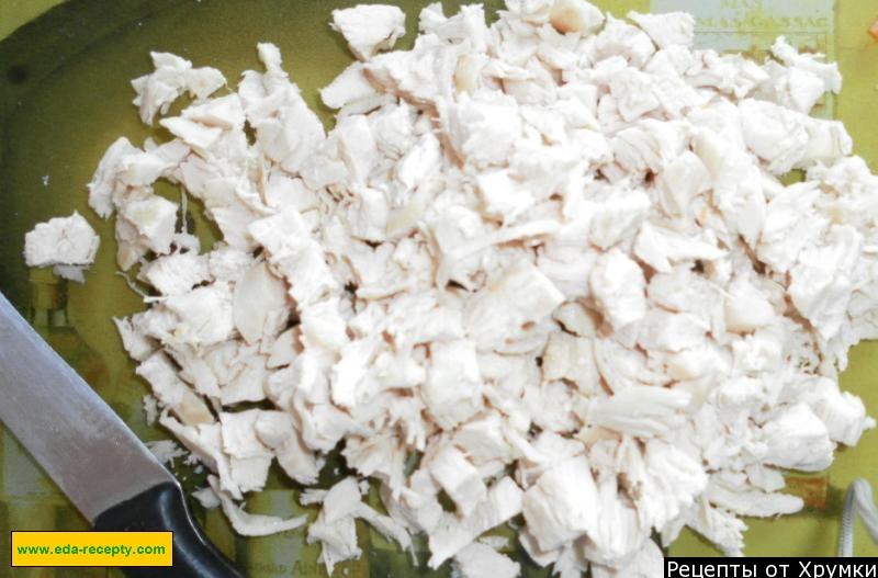 Шаг 4 приготовления Салат из копченой куриной грудки с фасолью и огурцами