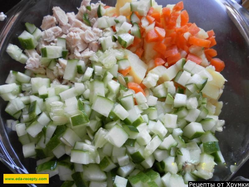 Шаг 8 приготовления Салат из копченой куриной грудки с фасолью и огурцами
