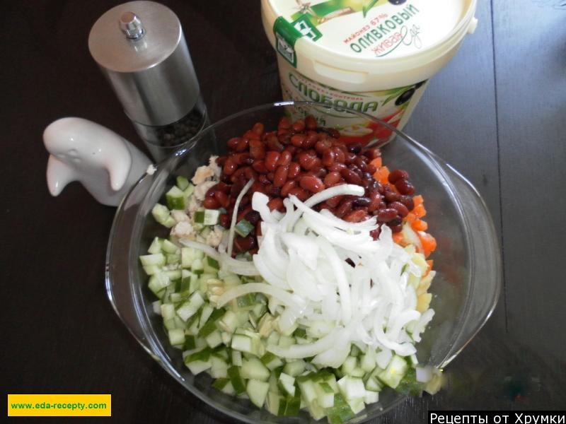 Шаг 9 приготовления Салат из копченой куриной грудки с фасолью и огурцами