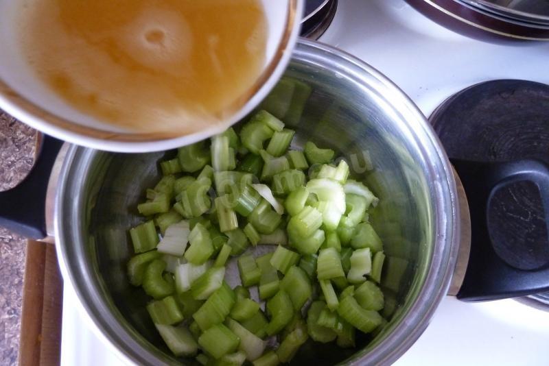 Шаг 3 приготовления Салат Новинки с сельдереем и грецкими орехами