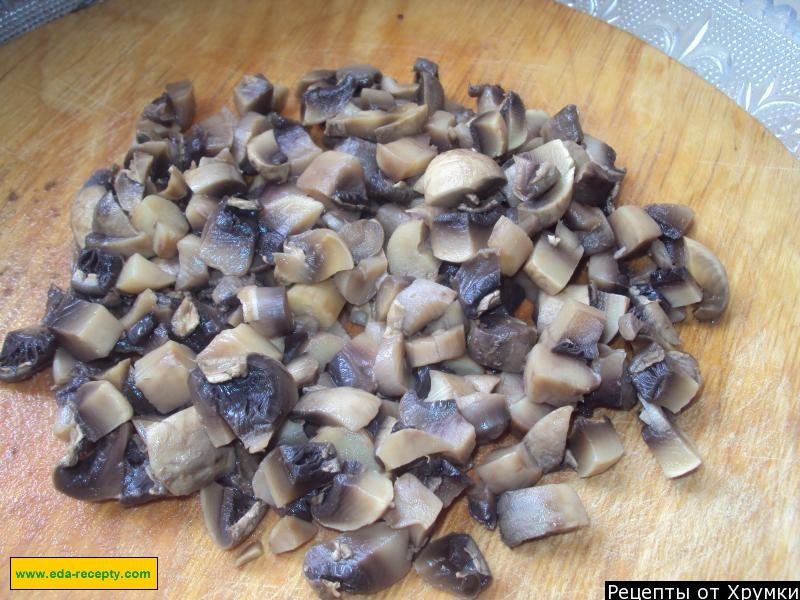 Шаг 1 приготовления Королевский салат с грибами, курицей и ананасами