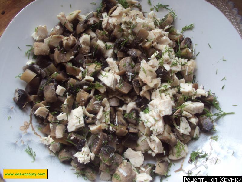 Шаг 4 приготовления Королевский салат с грибами, курицей и ананасами