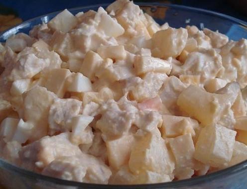 Обложка рецепта Королевский салат с грибами, курицей и ананасами