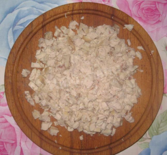 Шаг 2 приготовления Салат с курицей, маринованными грибами, фасолью и майонезом