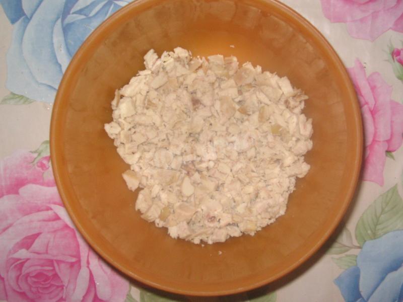 Шаг 4 приготовления Салат с курицей, маринованными грибами, фасолью и майонезом