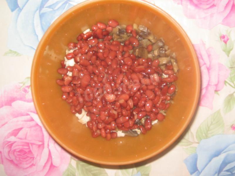 Шаг 6 приготовления Салат с курицей, маринованными грибами, фасолью и майонезом