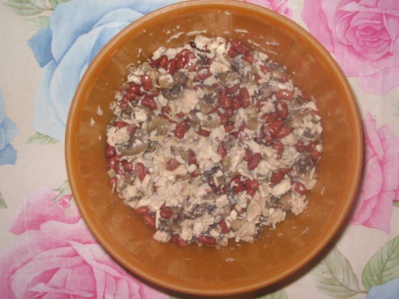 Шаг 7 приготовления Салат с курицей, маринованными грибами, фасолью и майонезом