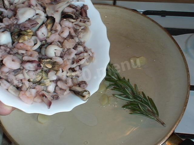 Шаг 2 приготовления Салат с морепродуктами и лаймовым соусом
