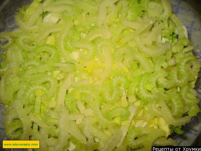 Шаг 4 приготовления Легкий салат с беконом и майонезом слоями